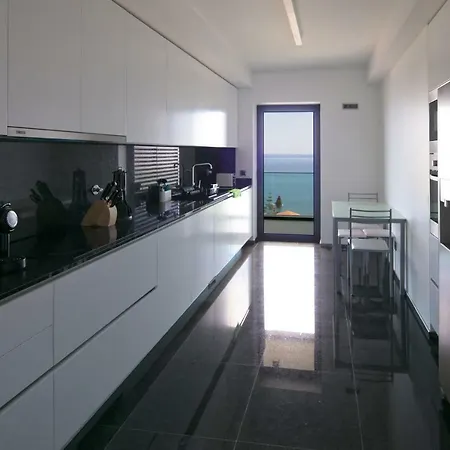 Spacious Luxury With A Great View, Funchal, Free Wifi And Parking